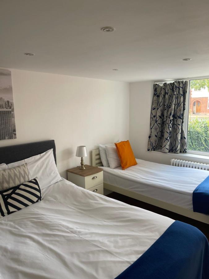 The Cambridge Suites - Tas Accommodations Extérieur photo